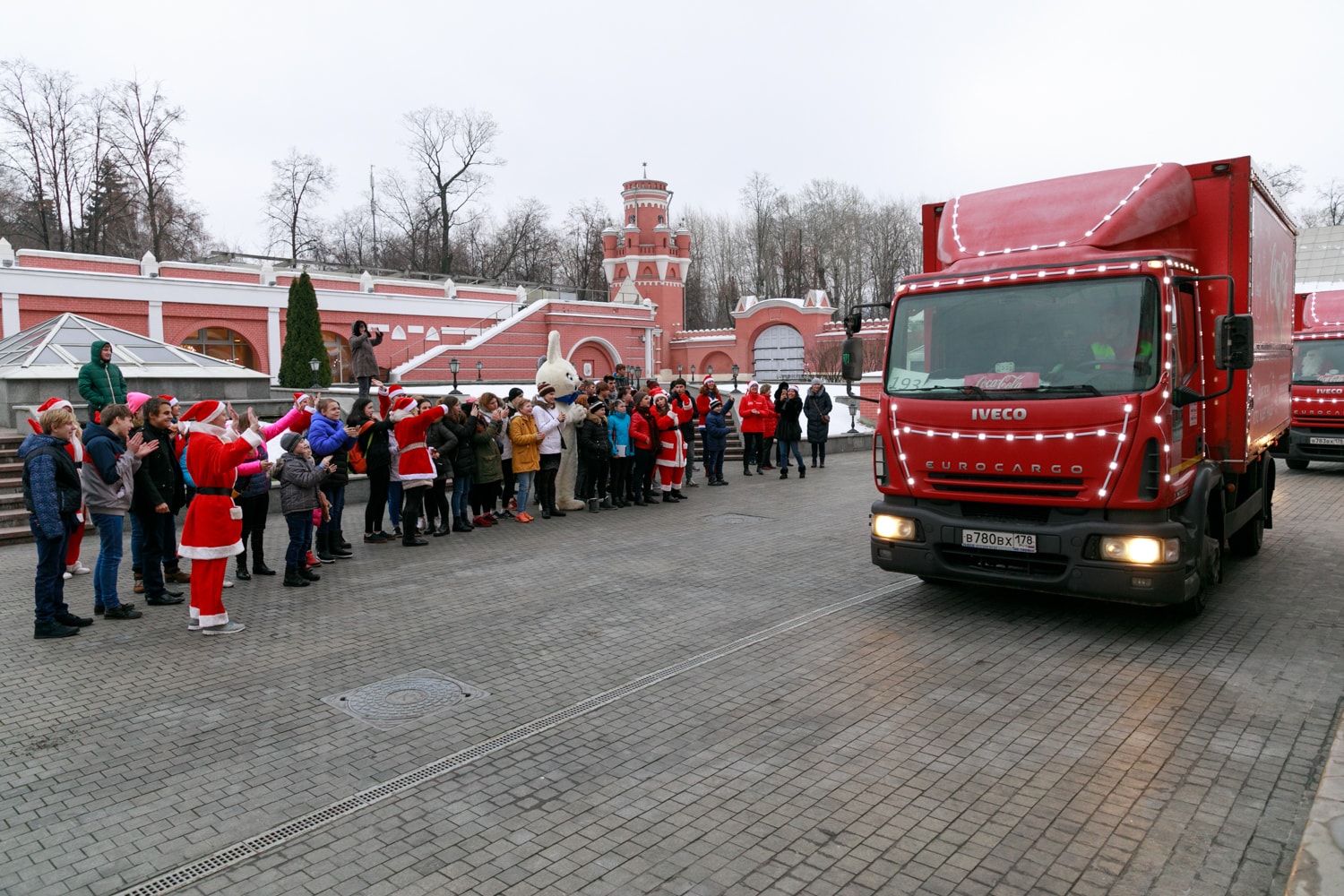 12 000 детей встретили «Рождественский караван Coca-Cola»