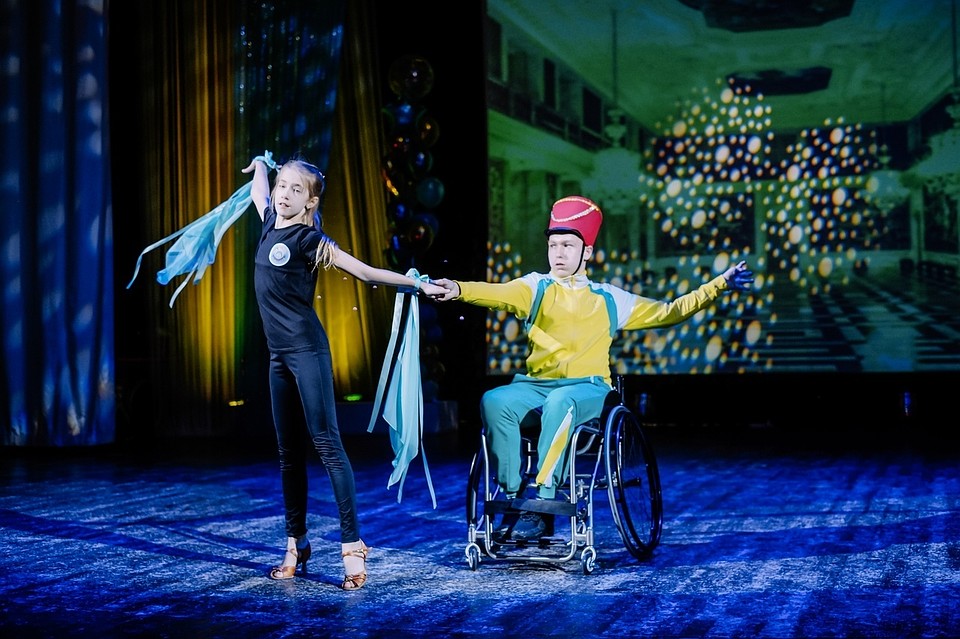 Чтобы танцевать, им не нужно быть “как все”: Особенные танцоры на инвалидных колясках, с нарушениями слуха и аутизмом покоряют зрителей