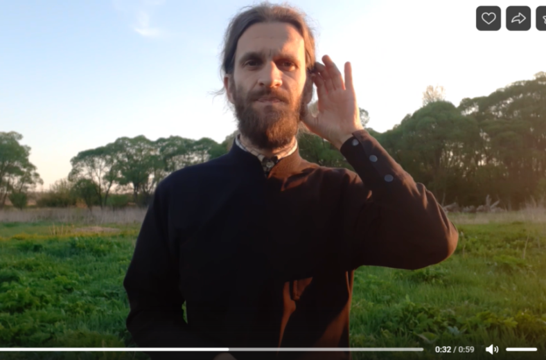 Положа руку на сердце: священник-блогер записывает видео о любви и радости на жестовом языке