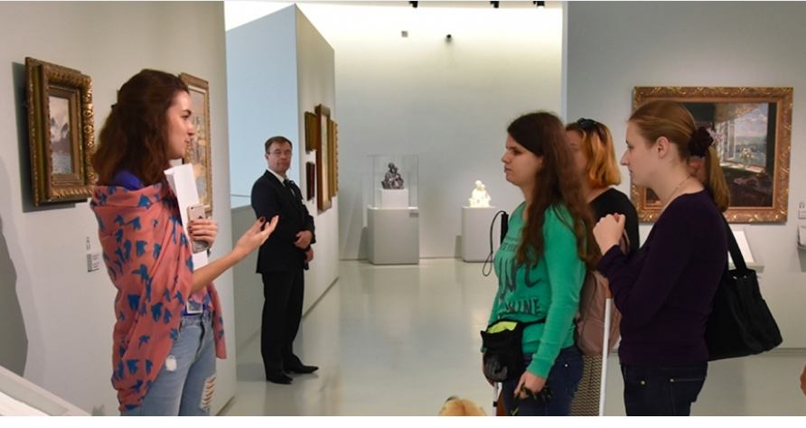 В Музее русского импрессионизма проходят бесплатные групповые экскурсии для детей, подростков и взрослых с нарушениями зрения