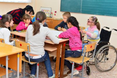 Большинство родителей школьников в РФ приветствуют их обучение вместе с детьми с ОВЗ